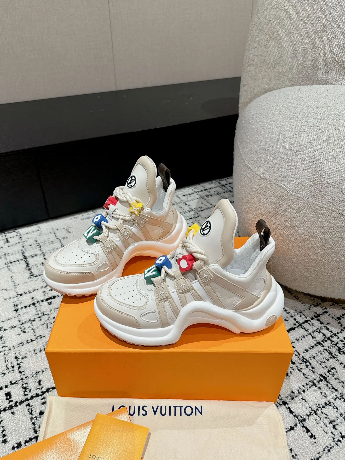 👟👟Ex-factory price 720👟👟 Top version Louis Vuiton·Louis Vuitton 24/ New Chinese Valentine's Day limited edition LV Archlight series arch sole dad shoes casual thick-soled lace-up sneakers Top version 🔝Buy the original version, develop and make goods👍🏻 This LV dad shoe features an eye-catching wavy sole and large tongue. It is equipped with a sporty super-elastic running shoe style rubber outsole, which is very eye-catching. It is also combined with a soft and elastic upper made of a variety of high-tech fabrics, making the upper foot comfortable and soft! ...